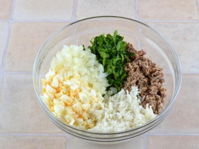 Салат с сайрой и яйцом: простой, но вкусный рецепт